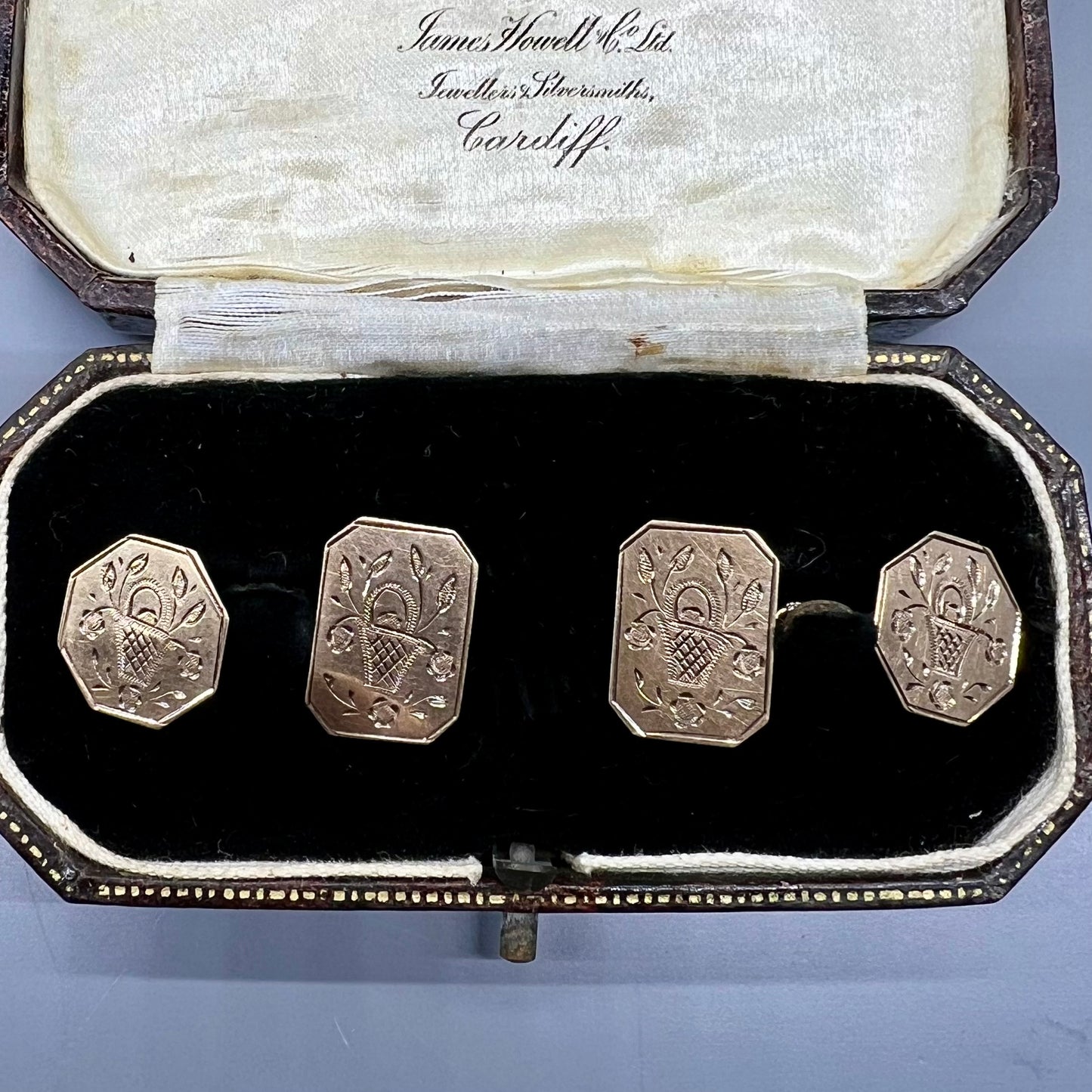 Pair of 9ct gold hand-engraved cufflinks from Birmingham, 1932
