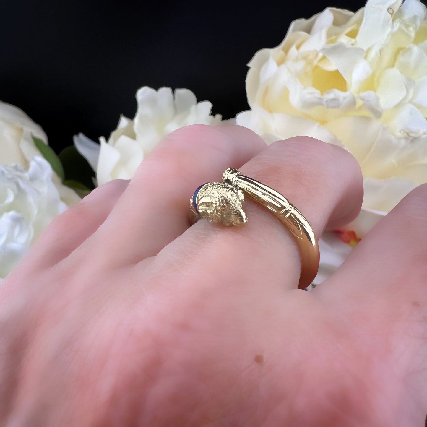 Anello vintage “animalier” in oro 18 k e smalto blu