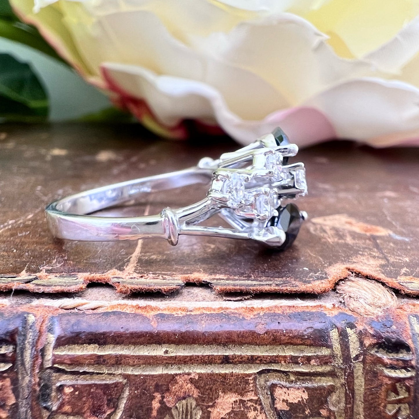 Anello vintage in oro bianco 18k con zaffiri marquise e diamanti