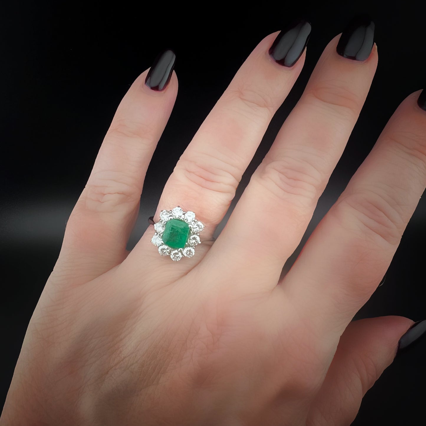 Gänseblümchenring aus 18 Karat Gold mit Smaragd und Diamanten