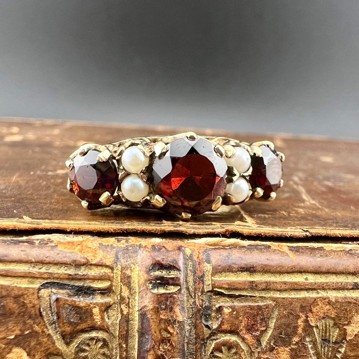 9ct gold ring, London 1965, with pearls and garnets.