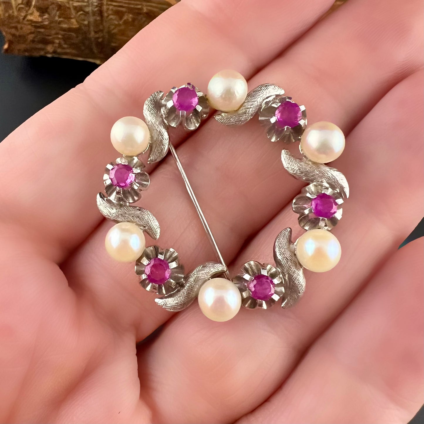 Italienische Brosche aus 18 Karat Gold mit Rubinen und Perlen aus den 1950er Jahren