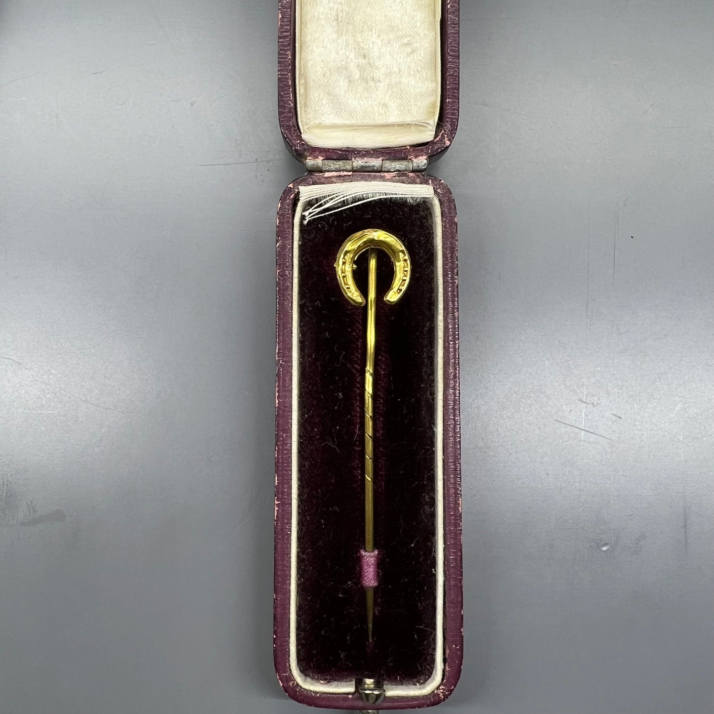 Englische viktorianische Hufeisenbrosche aus 9-karätigem Gold.