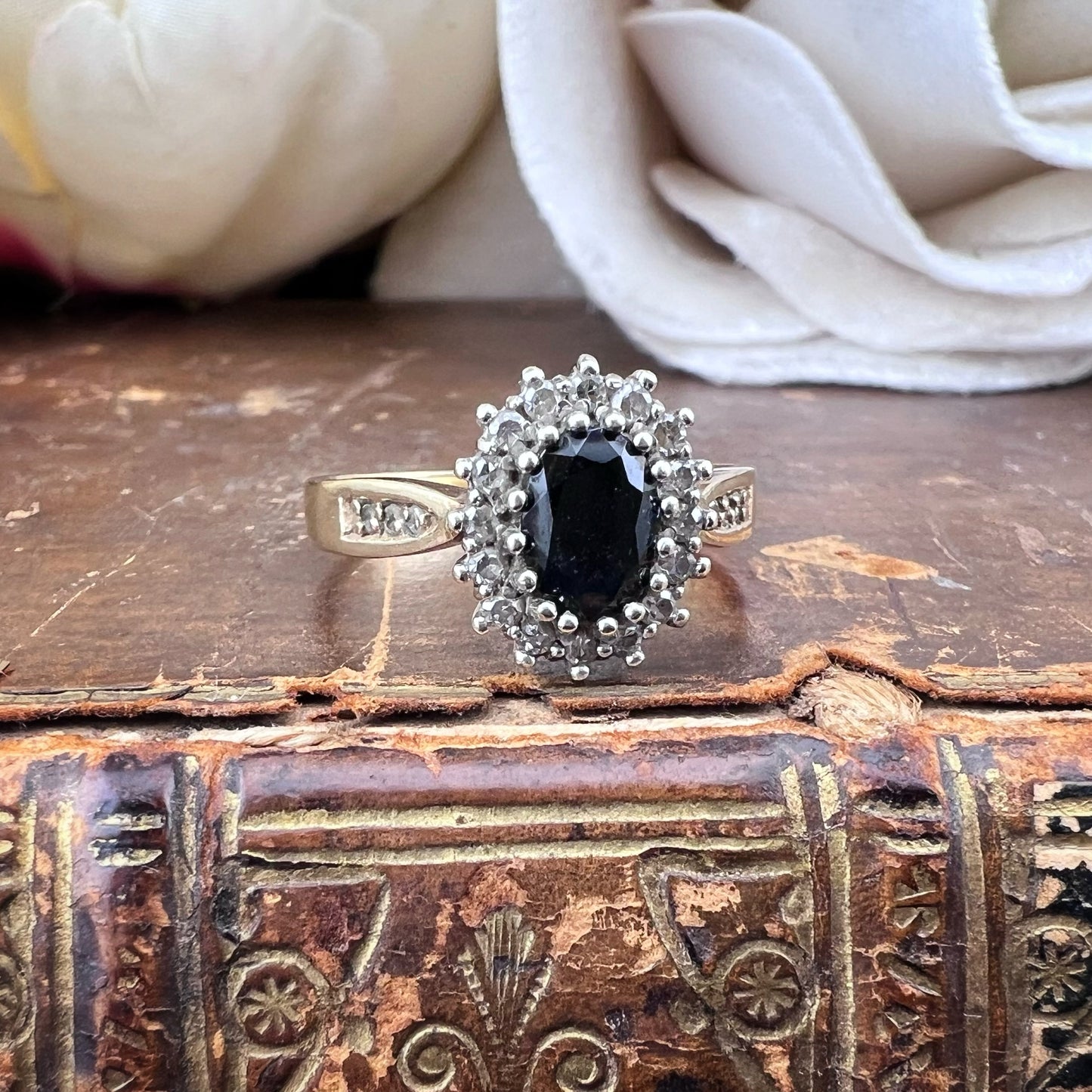 Anello Vintage a Margherita in oro con Zaffiro e Diamanti