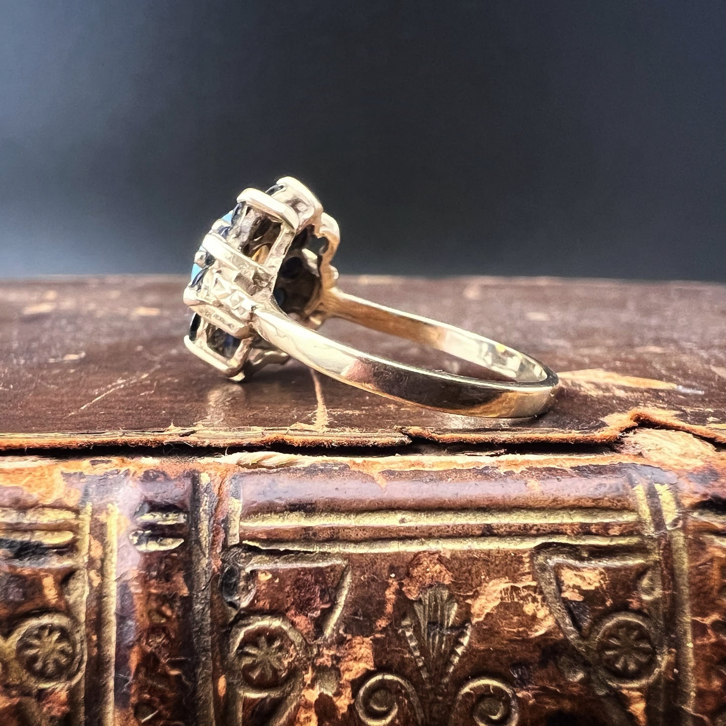 Vintage 9 Karat Gold Gänseblümchenring mit Opal und Saphiren