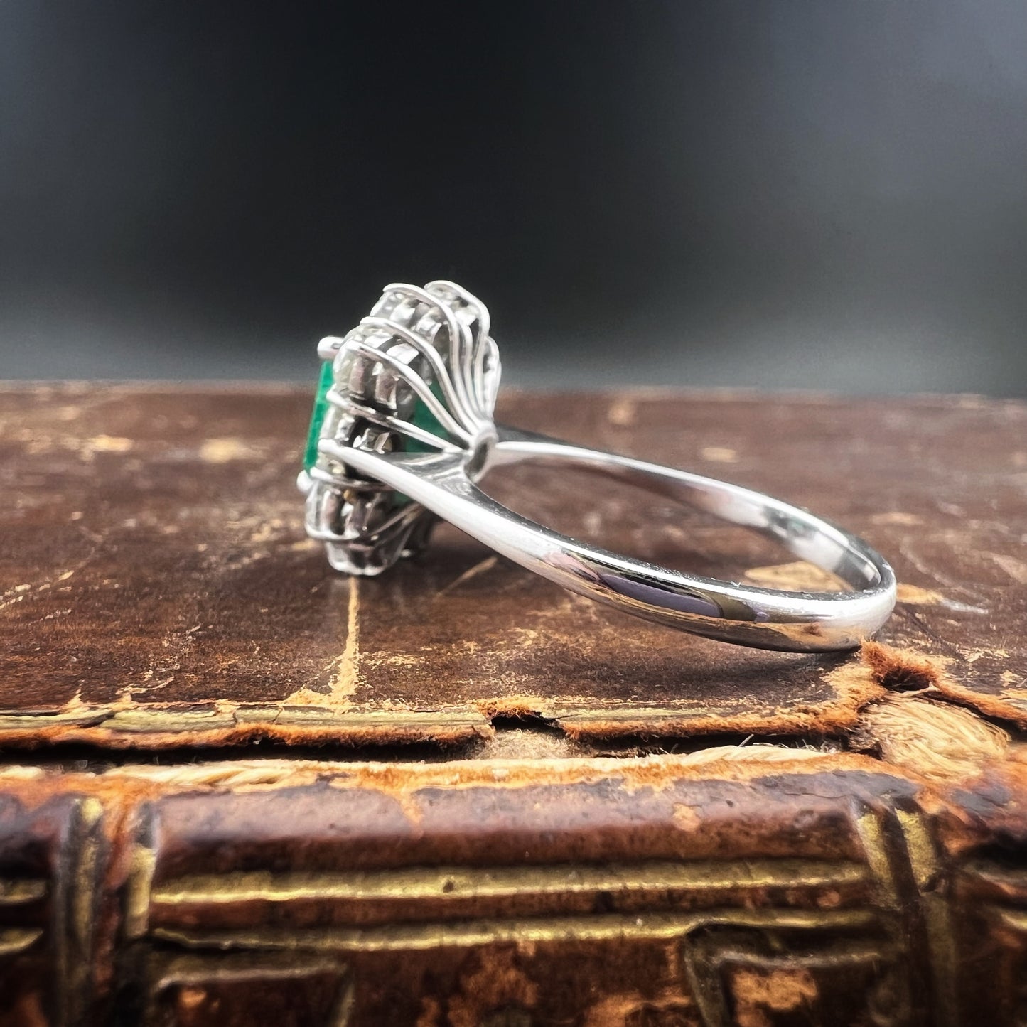 Gänseblümchenring aus 18 Karat Gold mit Smaragd und Diamanten