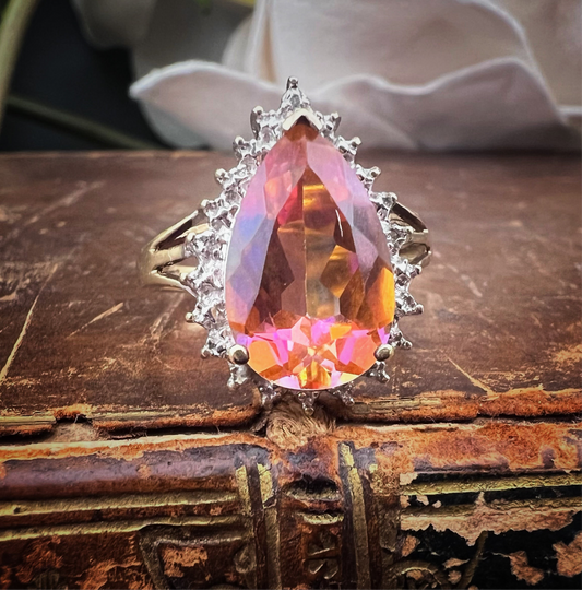 Anello cocktail vintage con topazio mistico a goccia
