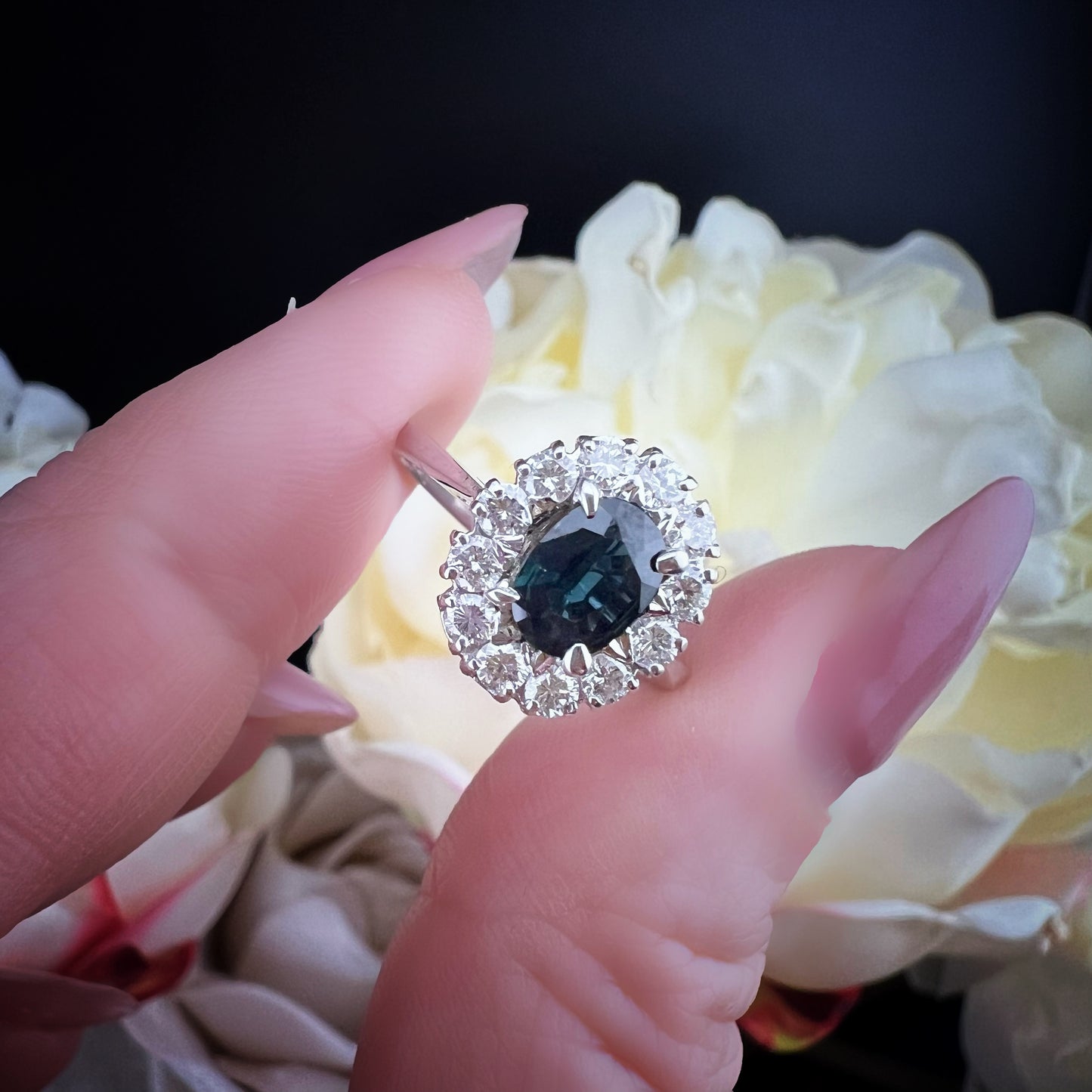 18K gold daisy ring with diamonds and sapphire