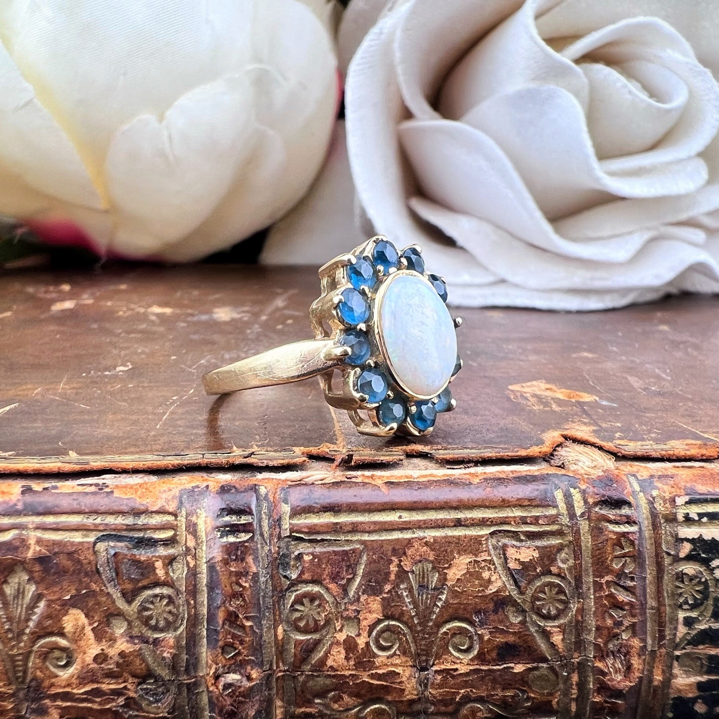 Anello Margherita in Oro Giallo con Opale e Quarzi Azzurri