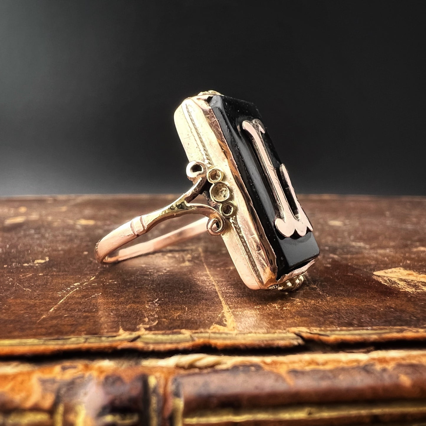 Antique English 9ct gold and onyx ring with letter “L”