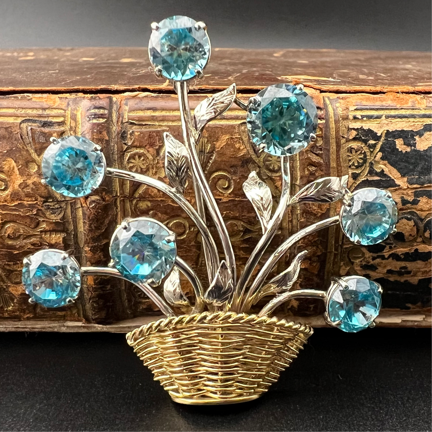 18 Karat Goldkorbbrosche mit blauen Topasen aus den 1950er Jahren