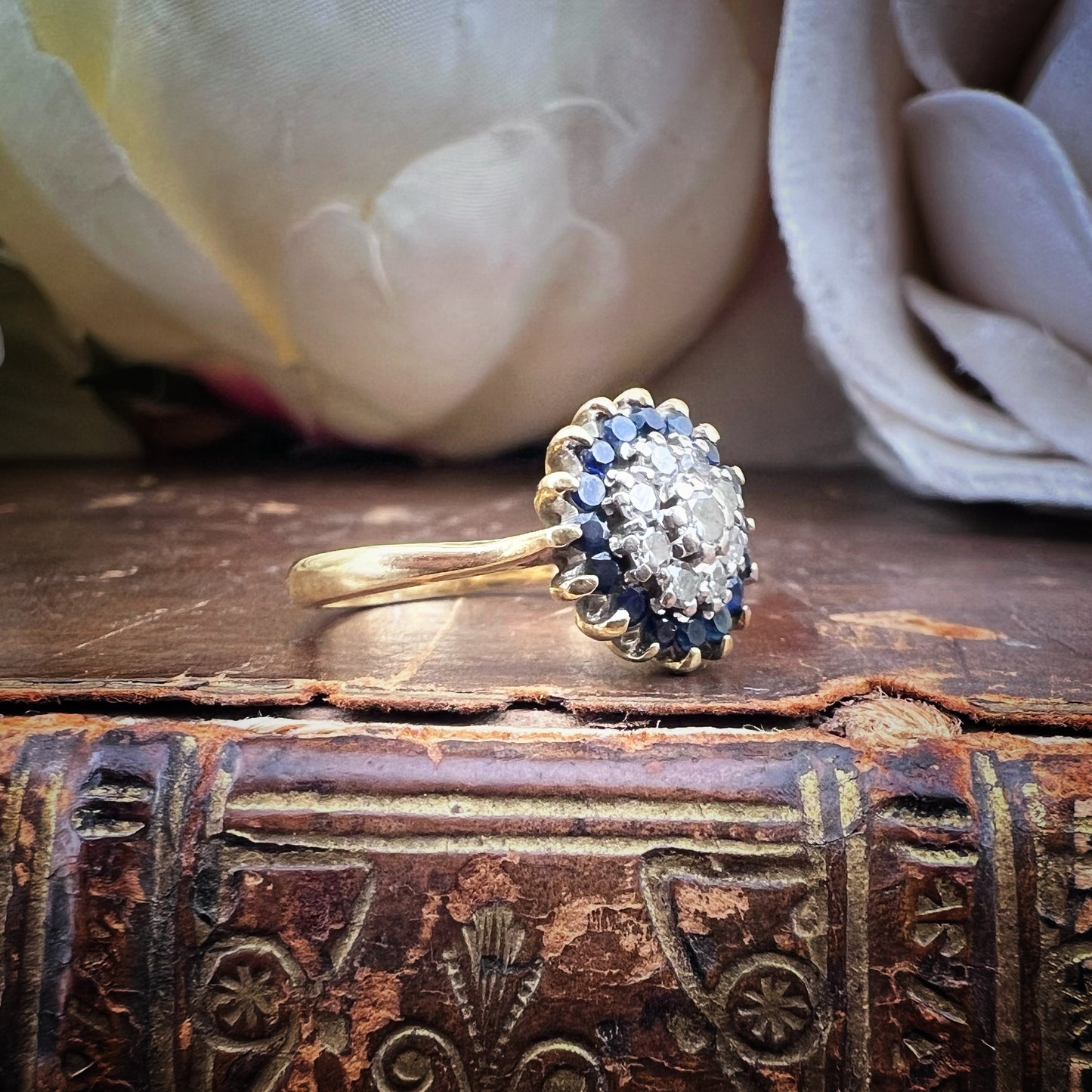 Anello Margherita in oro giallo 18 carati con diamanti e zaffiri – Londra, 1989
