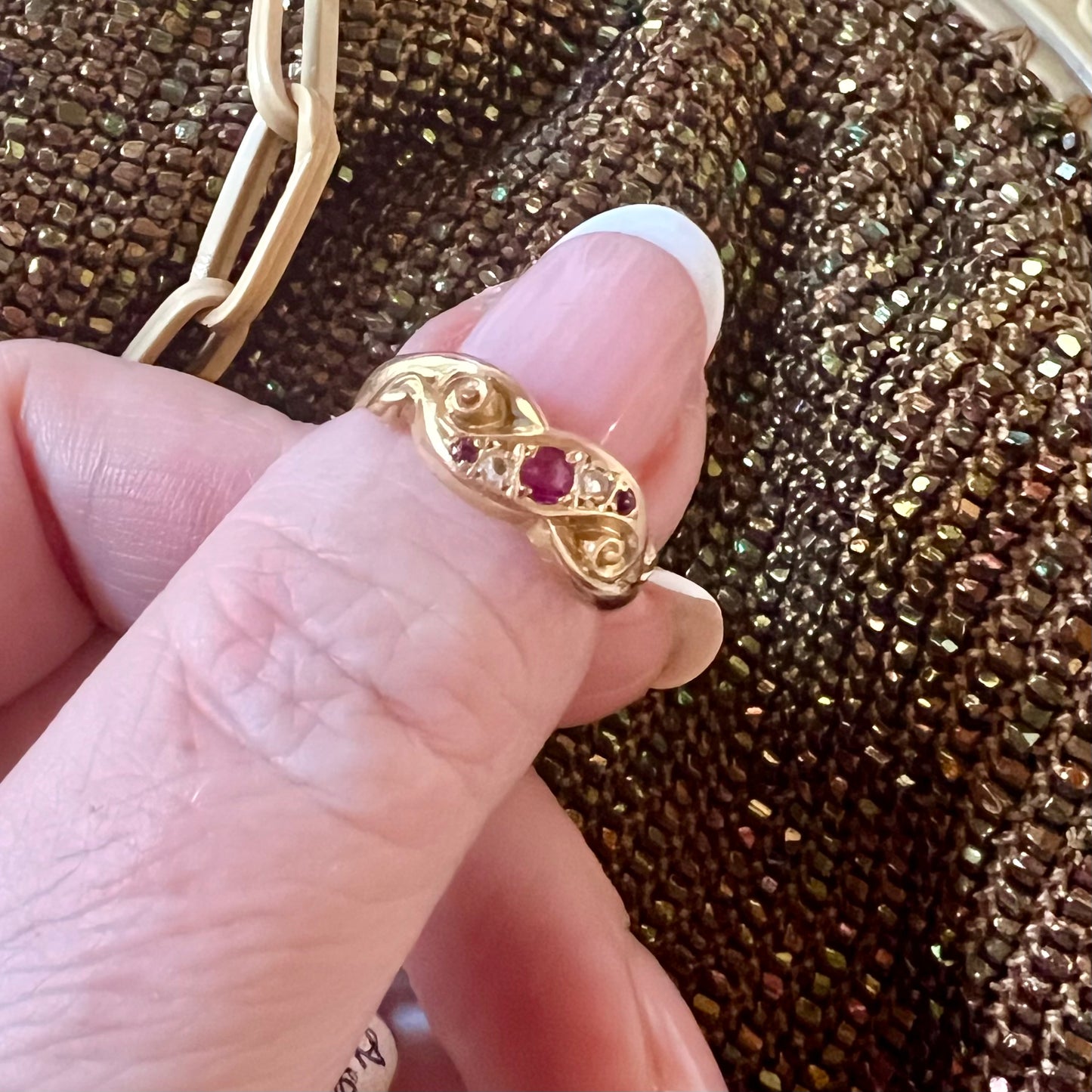 Anello di Chester del 1911 in oro 18 carati, zaffiri bianchi e spinelli