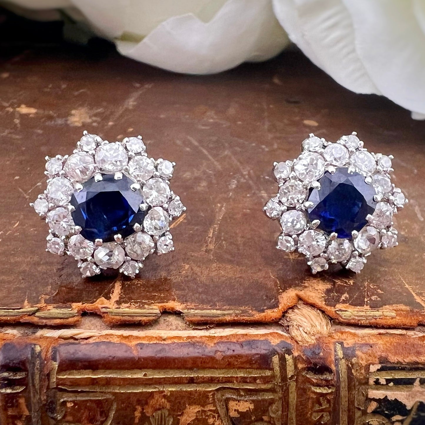 Importanti orecchini a corolla stellata con zaffiri e diamanti old mine cut in oro 18k