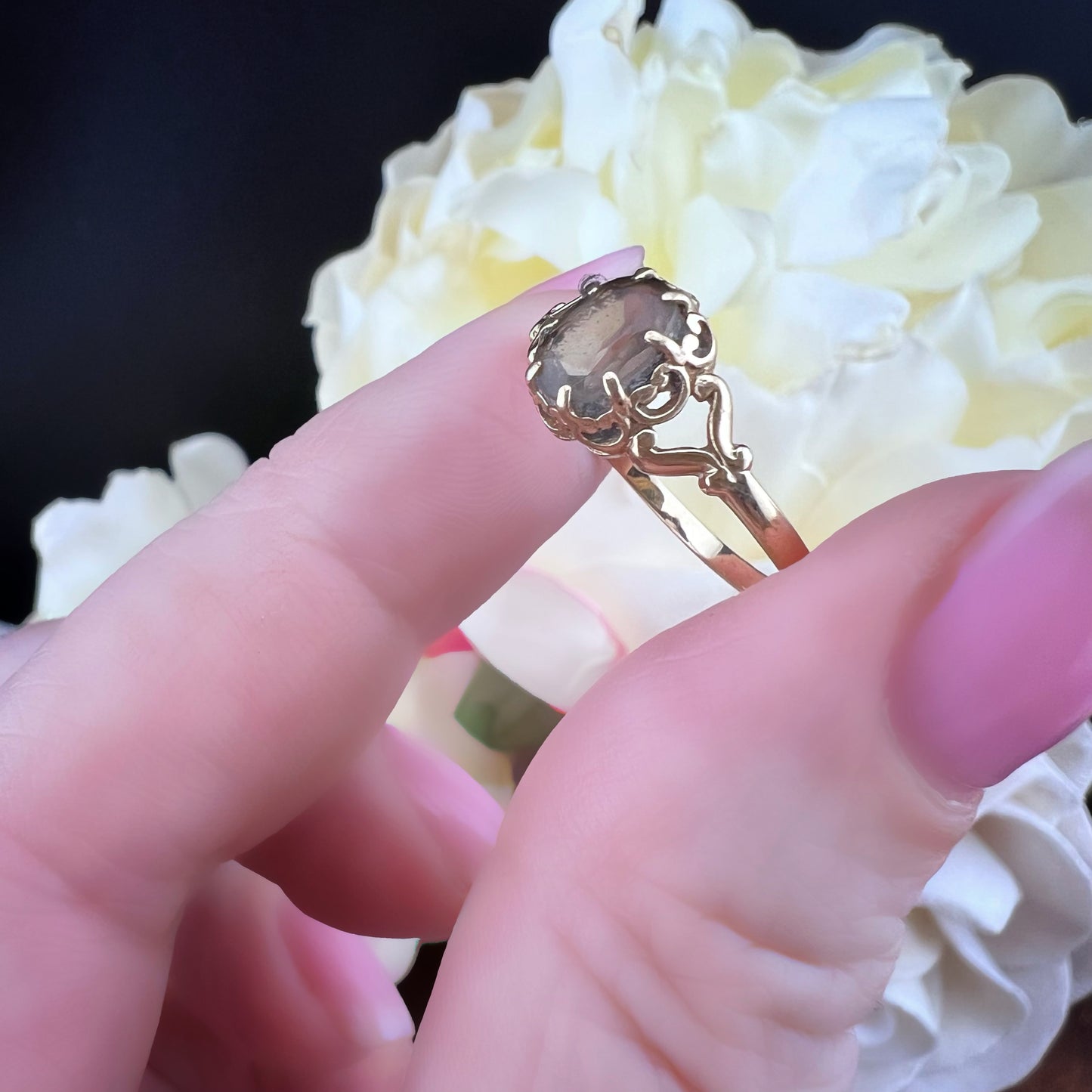 Anello in oro vintage con quarzo fumé e spallette a giorno (Londra, 1992)