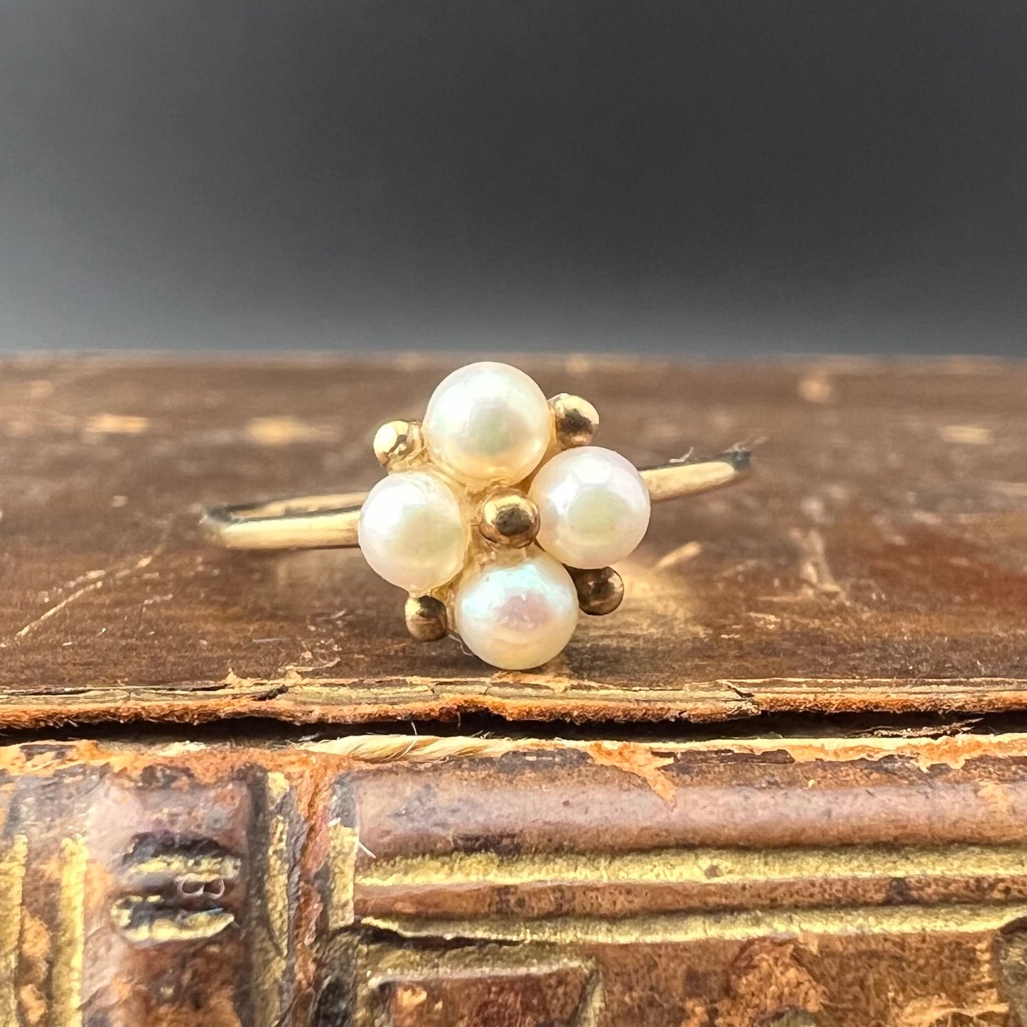 9ct yellow gold ring with beaded flower