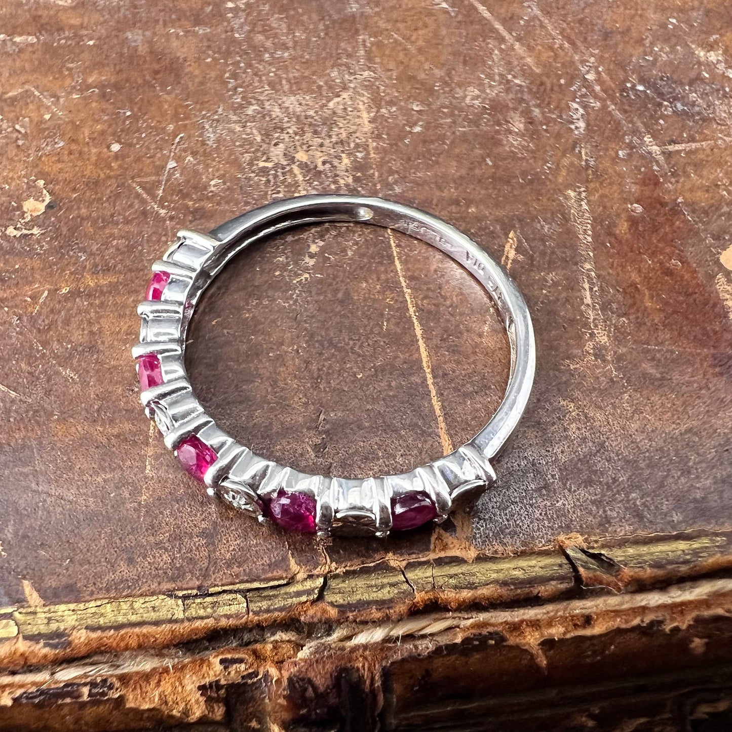 Vintage-Ring aus Weißgold, Rubinen und Diamanten