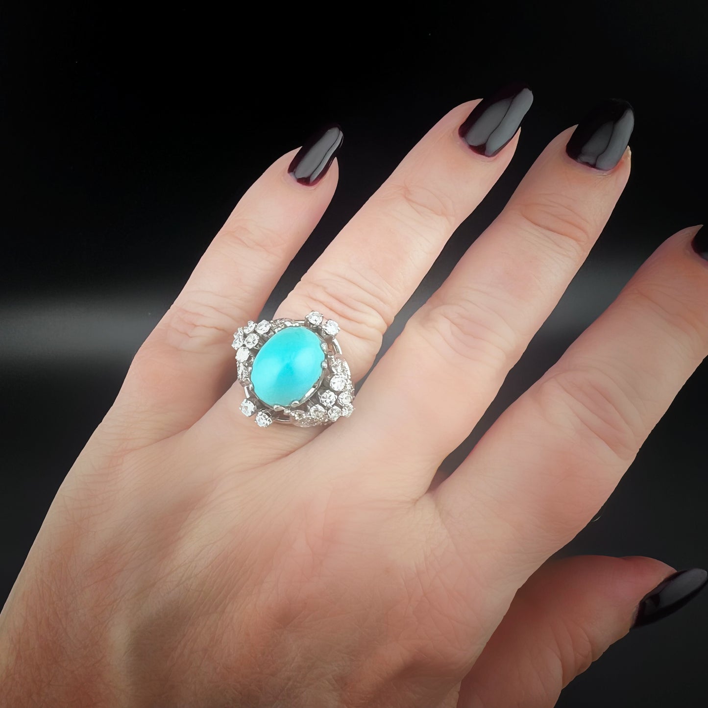 Imponente anello in oro bianco con turchese naturale e diamanti – Manifattura anni ’50