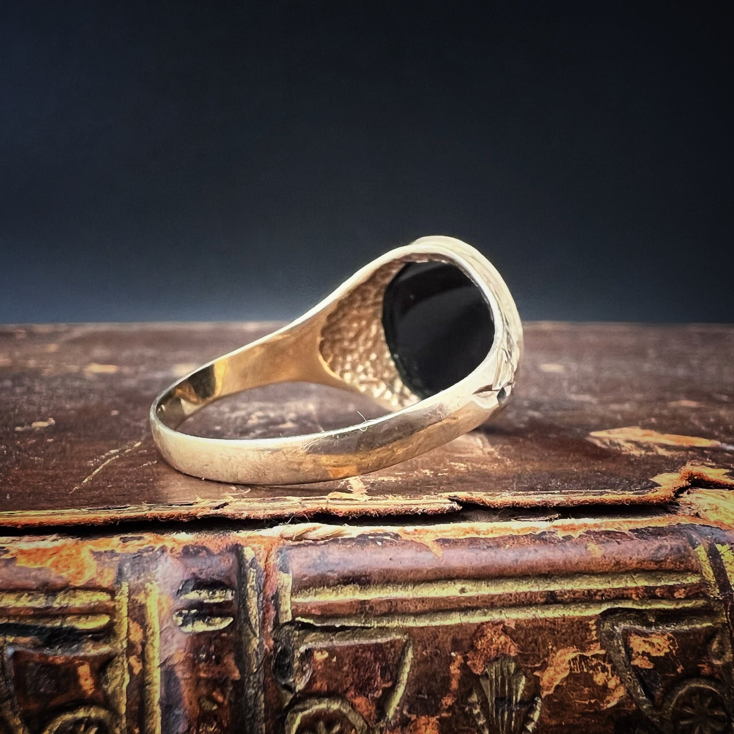 Vintage English 9ct gold ring with onyx cameo