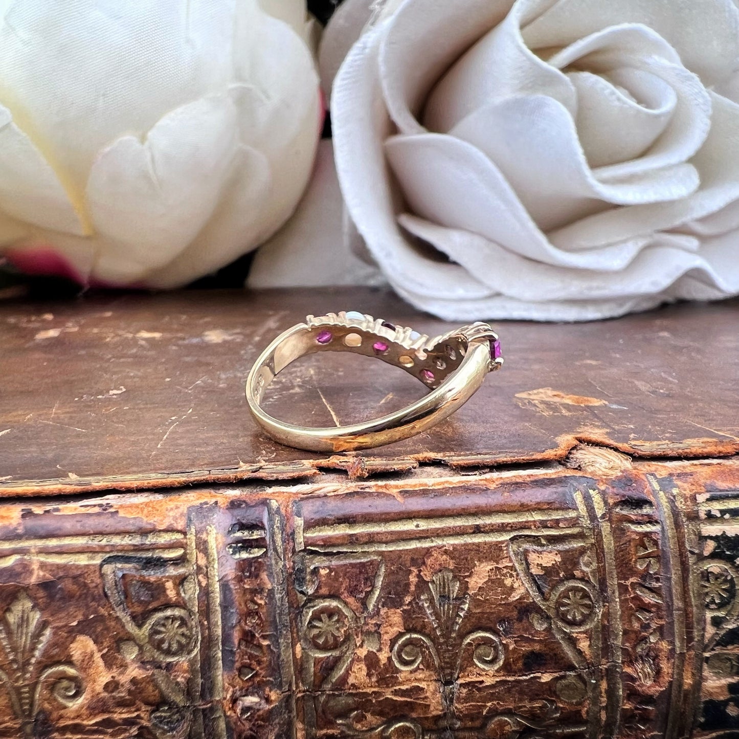 Anello Wishbone in Oro Giallo con Opali e Rubini – Londra, 1978