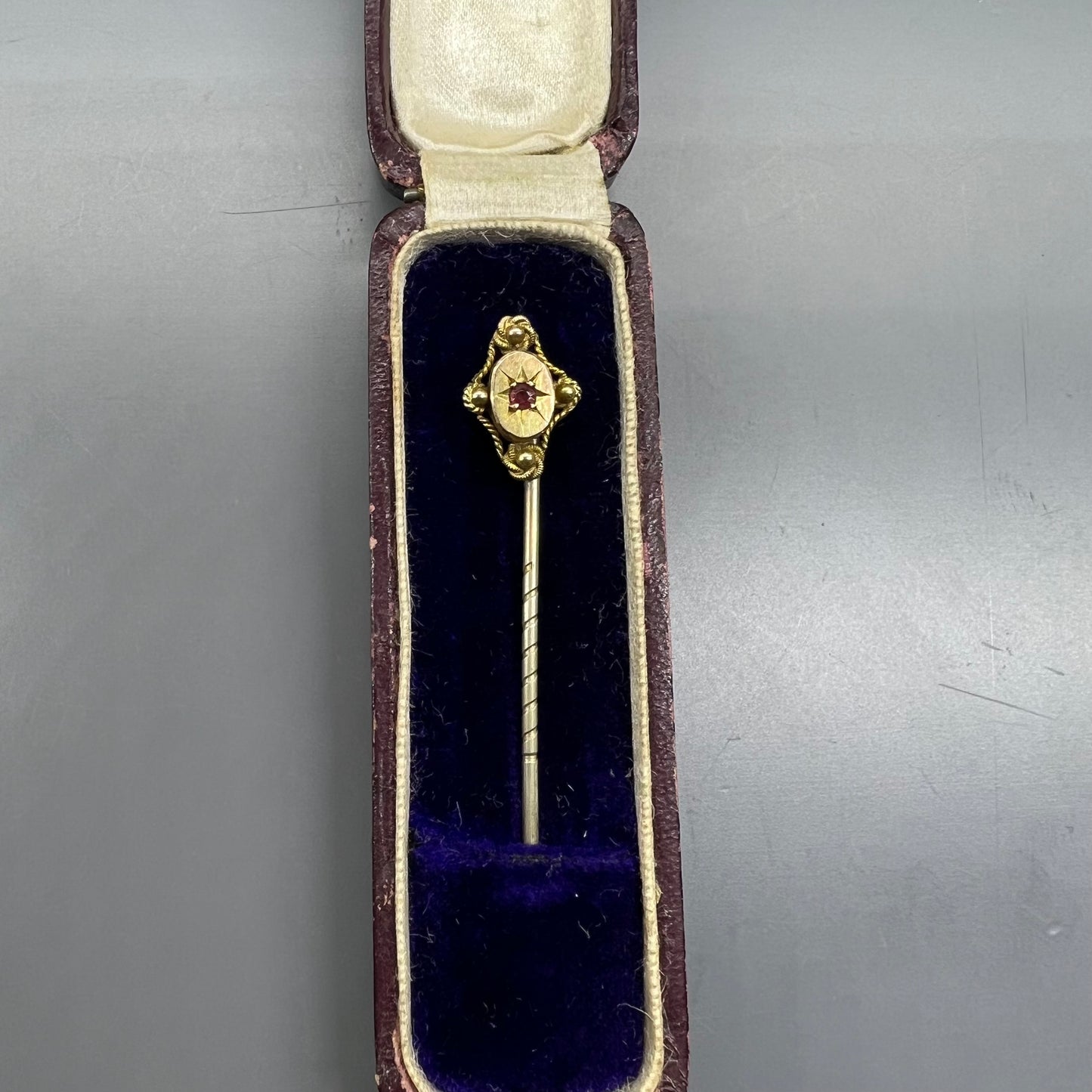 Englische Regimentsnadel in 9 ct Gold mit Rubin