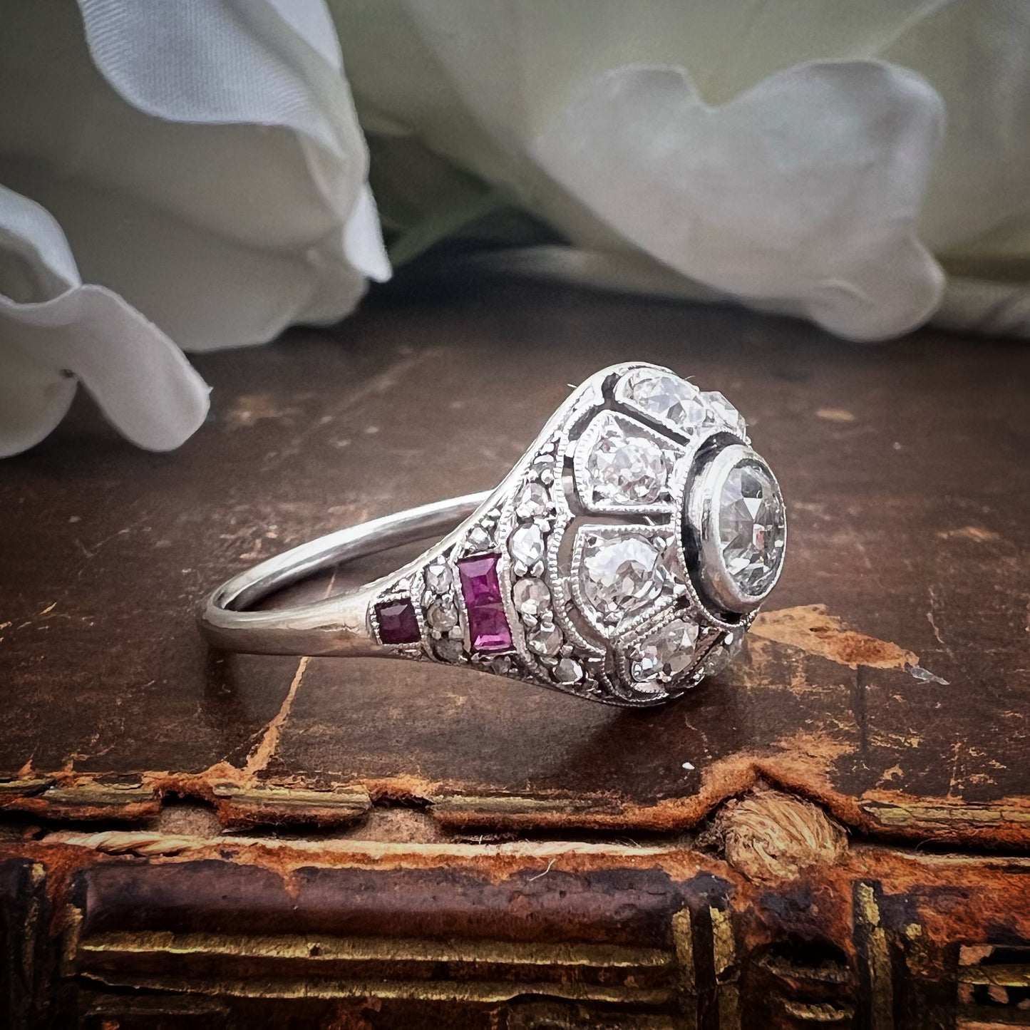 Anello anni ‘20-‘30 in platino con diamanti old mine ct 1.60 totali e rubini