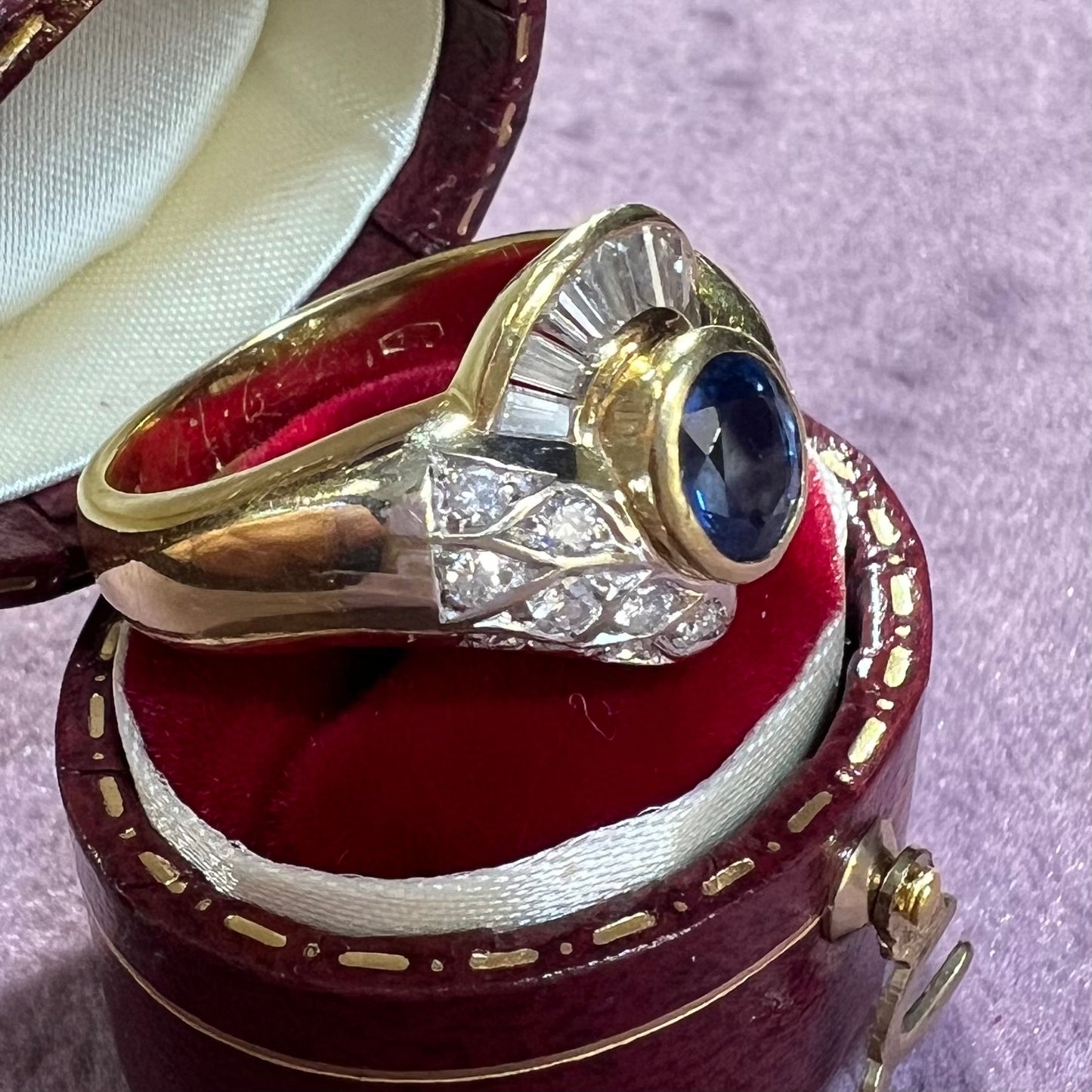 Sapphire ring and diamond skirt in 18k gold