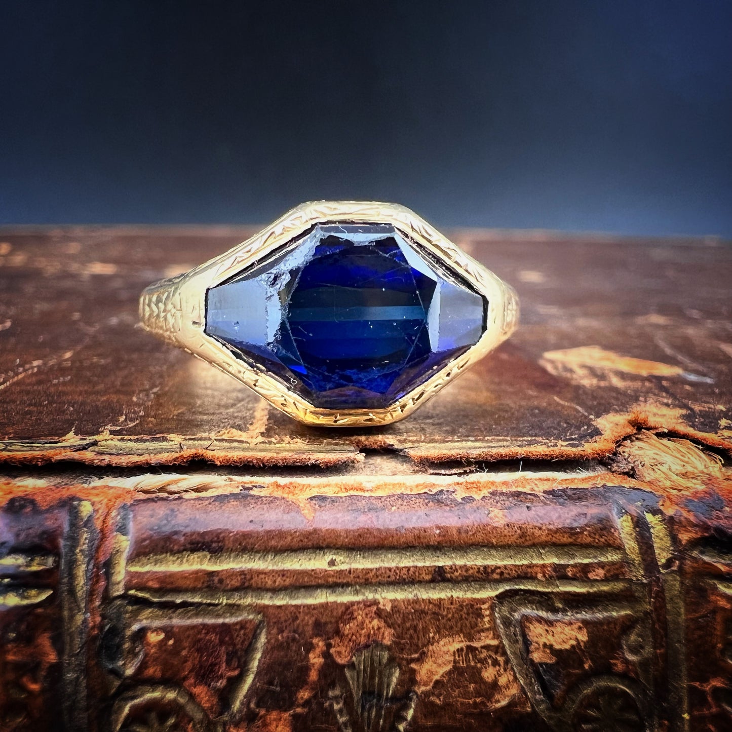 Men's 18k gold ring with synthetic sapphire, c. 1920