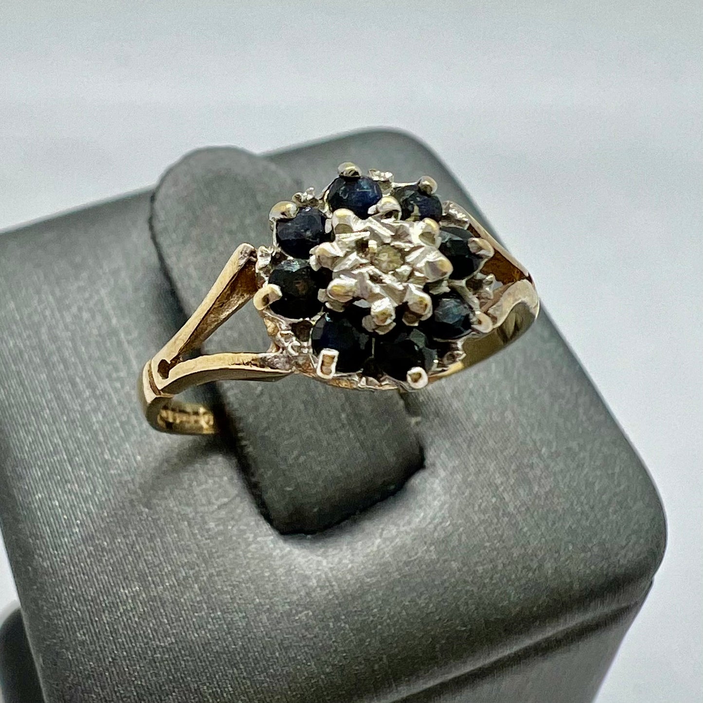 Daisy ring with sapphires and central diamond