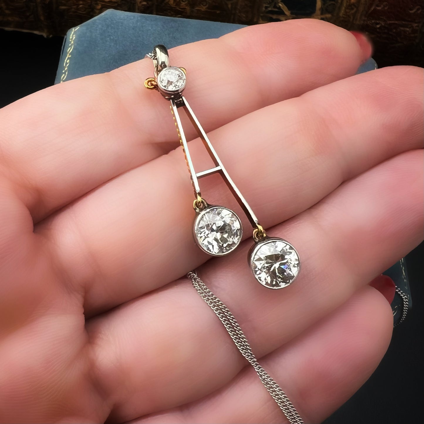 Art Deco pendant in 18k gold and 2.25 carats of diamonds