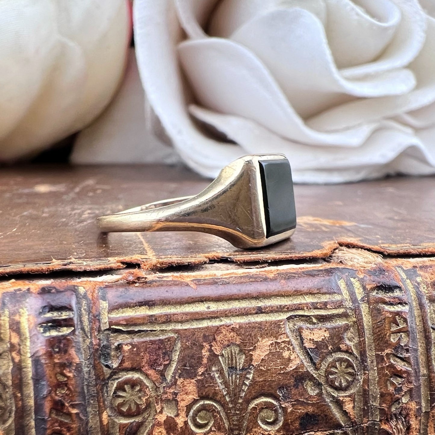 Anello piccolo chevalier vintage in oro con onice – Birmingham 1971