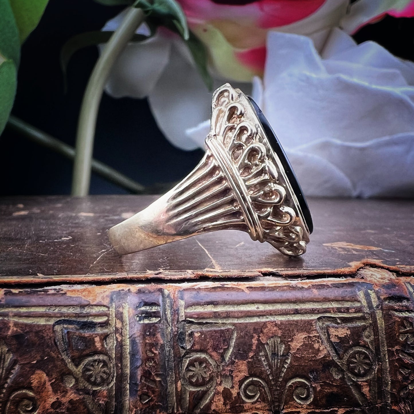 GOLD AND CARVED BASALT SIGNET RING – LONDON, 1972