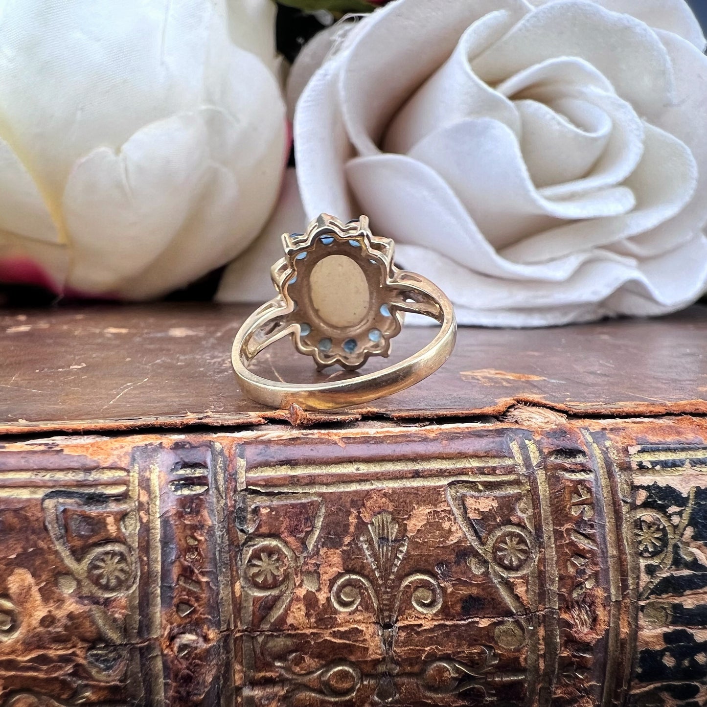 Anello Margherita in Oro Giallo con Opale e Quarzi Azzurri