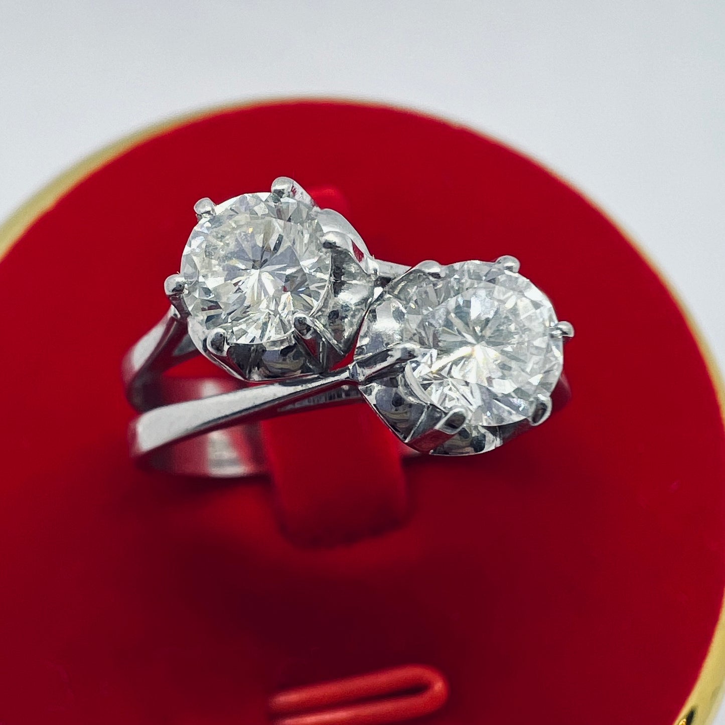 Anello “toi et moi” o contrariè oro bianco 18 kt e diamanti .52/.55 - .46/.48 ct. GIA