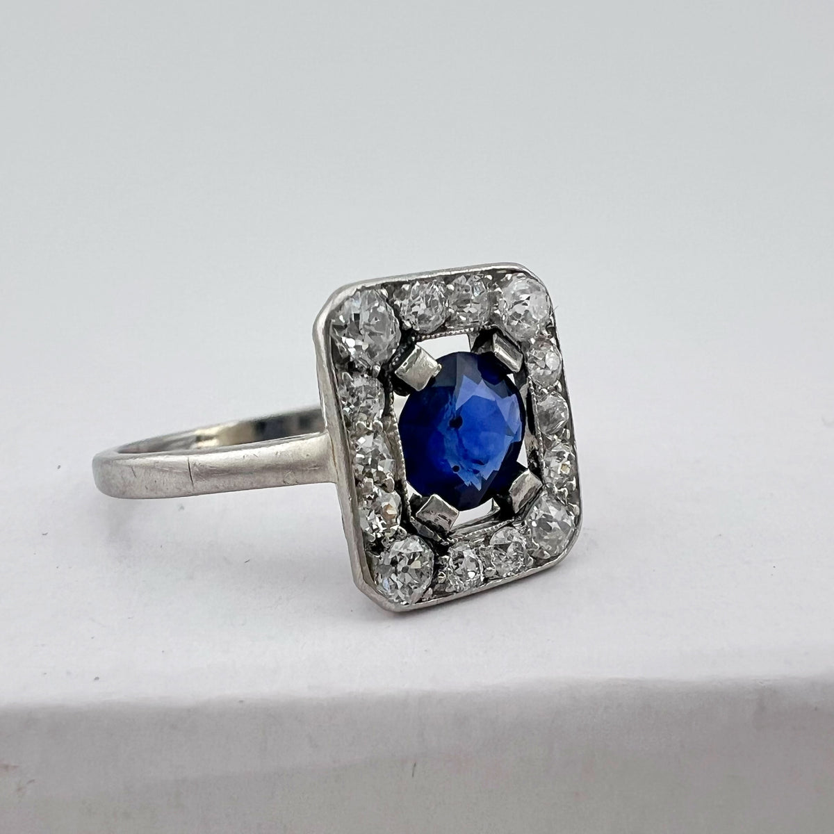 Anello Art Déco in platino con zaffiro e diamanti old mine – Europa, circa 1930