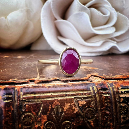 Anello vintage in oro giallo con rubino naturale – Inghilterra, anni ’80