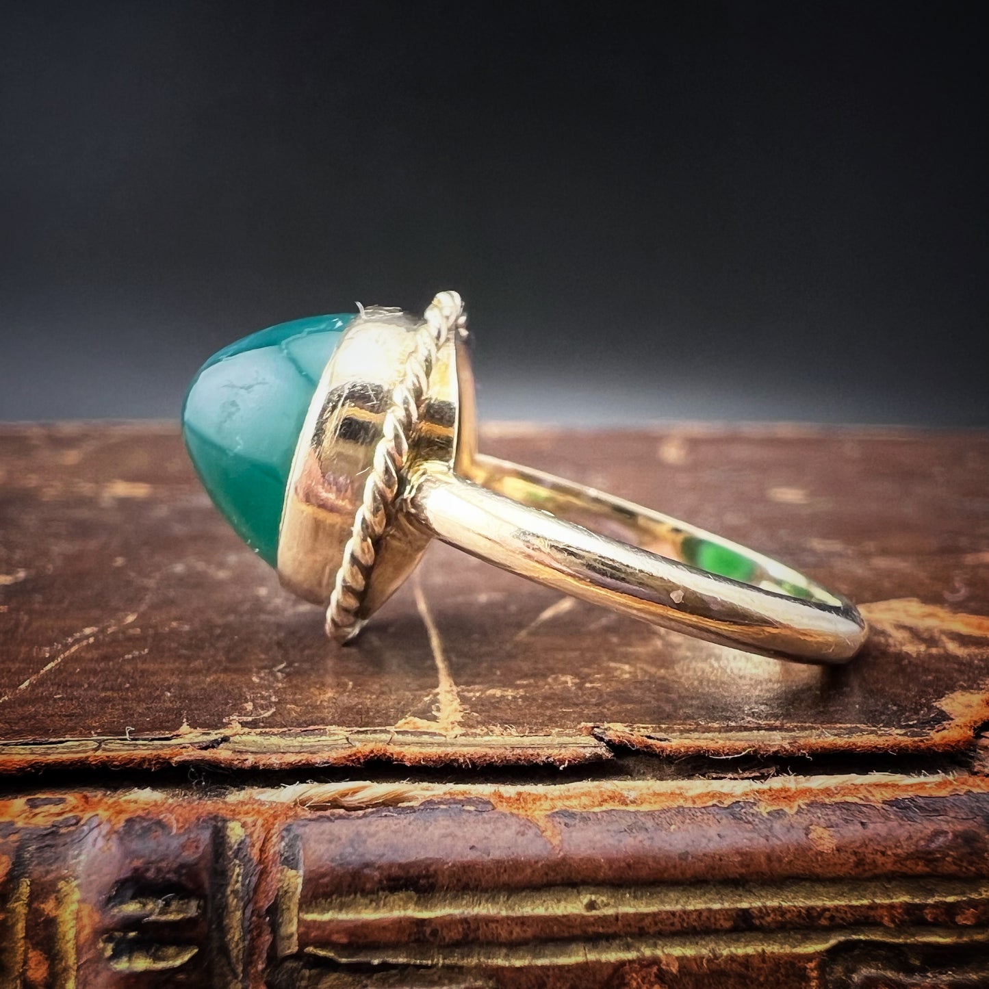 Gold ring with ovoid chrysoprase