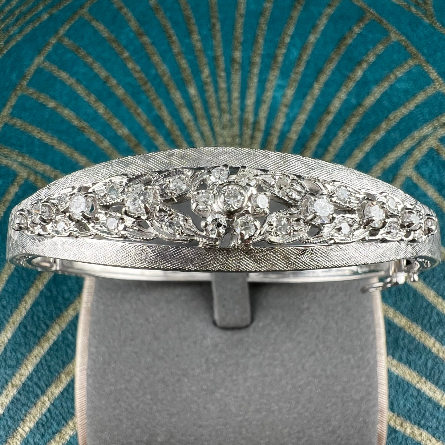 Bracciale a manetta in oro bianco 14 carati e diamanti