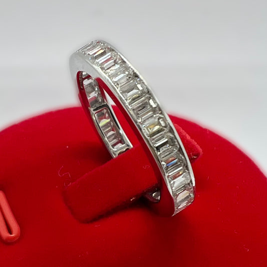 Anello eternity con diamanti a taglio smeraldo