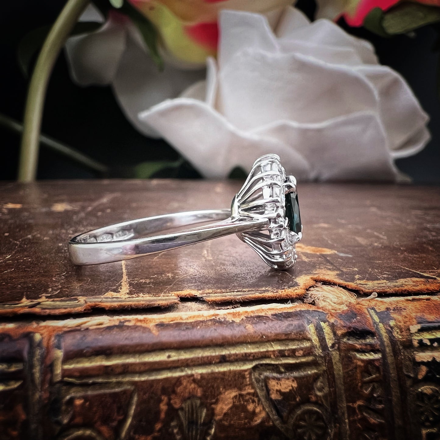 18K gold daisy ring with diamonds and sapphire