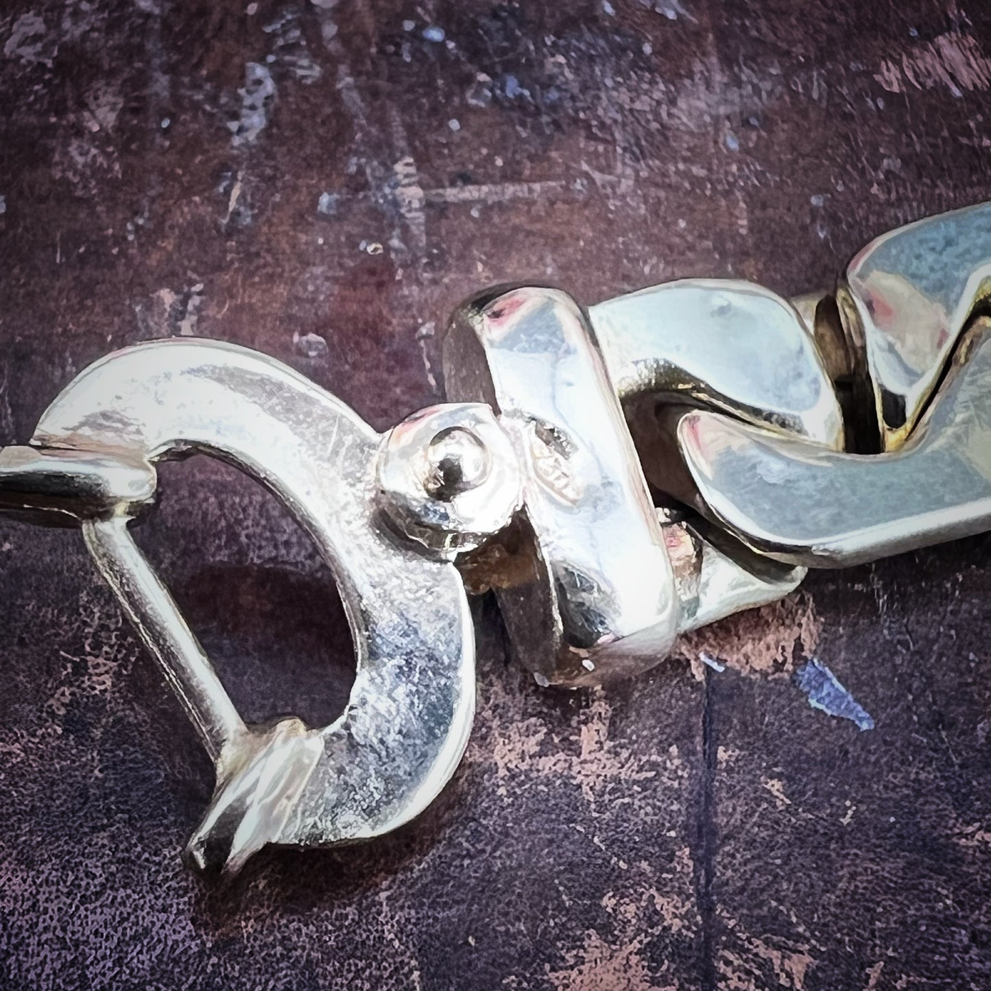 Vintage-Schlangenarmband aus 18 Karat Gelbgold mit Kobra-Glied, Rubinen und Diamanten – 1970er