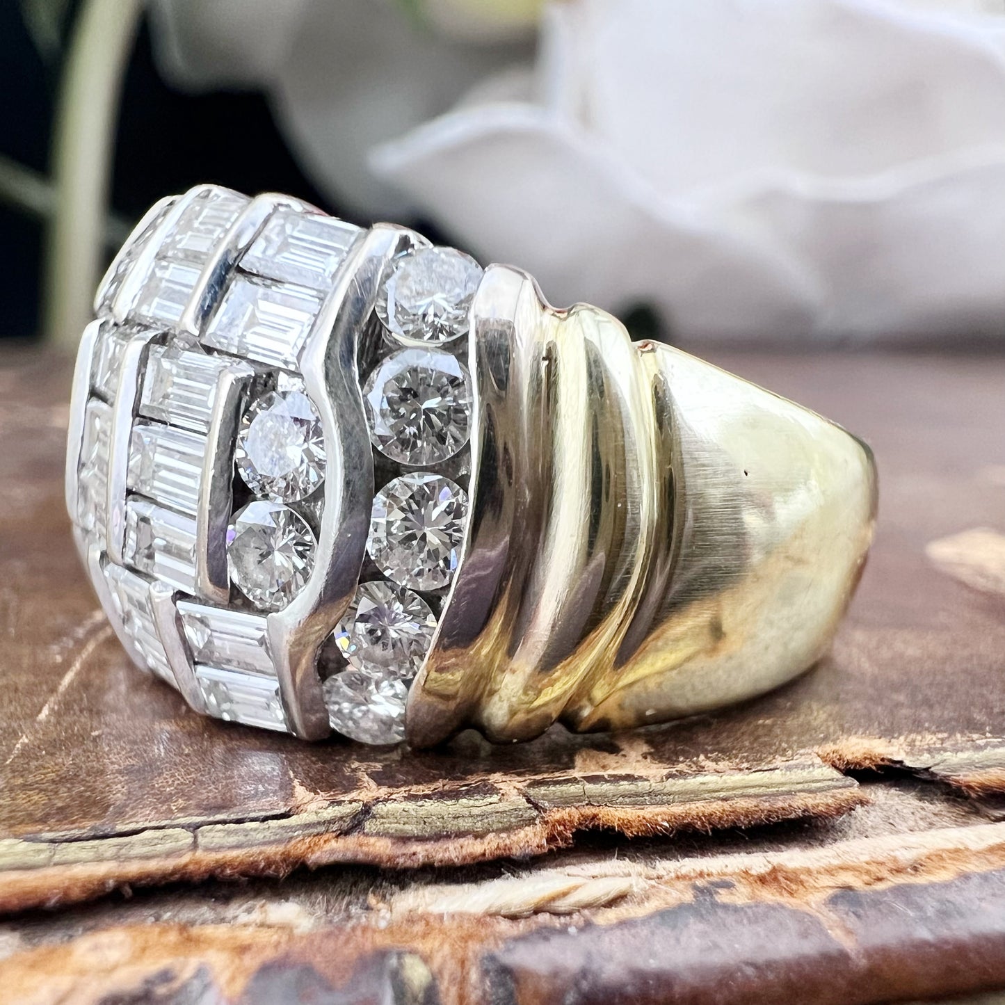 Vintage-Bandring aus 18 Karat Gelbgold mit Baguette- und runden Diamanten – insgesamt 2,31 ct