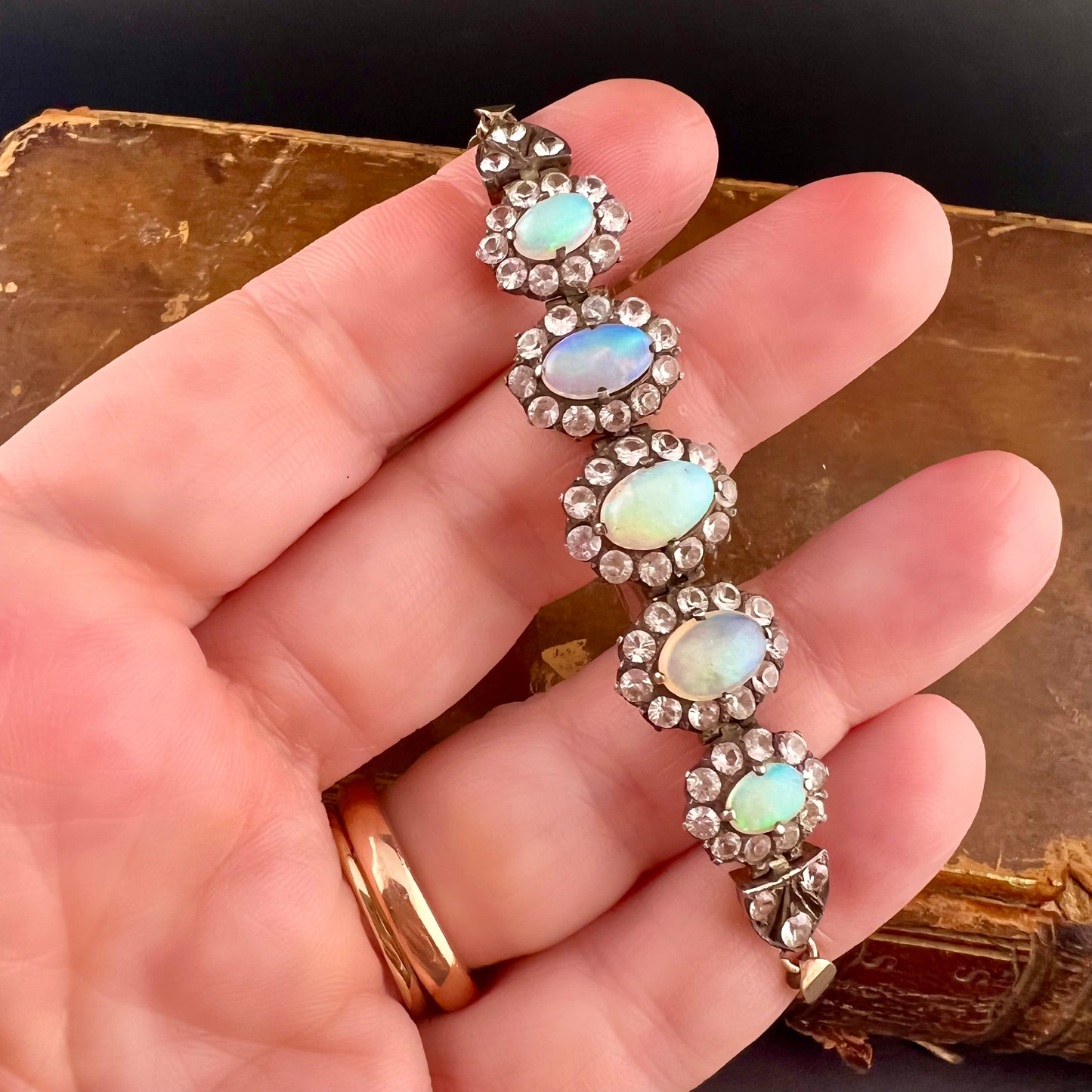 Bracelet with opals and white sapphires in 9ct gold and silver. England, 1960s.