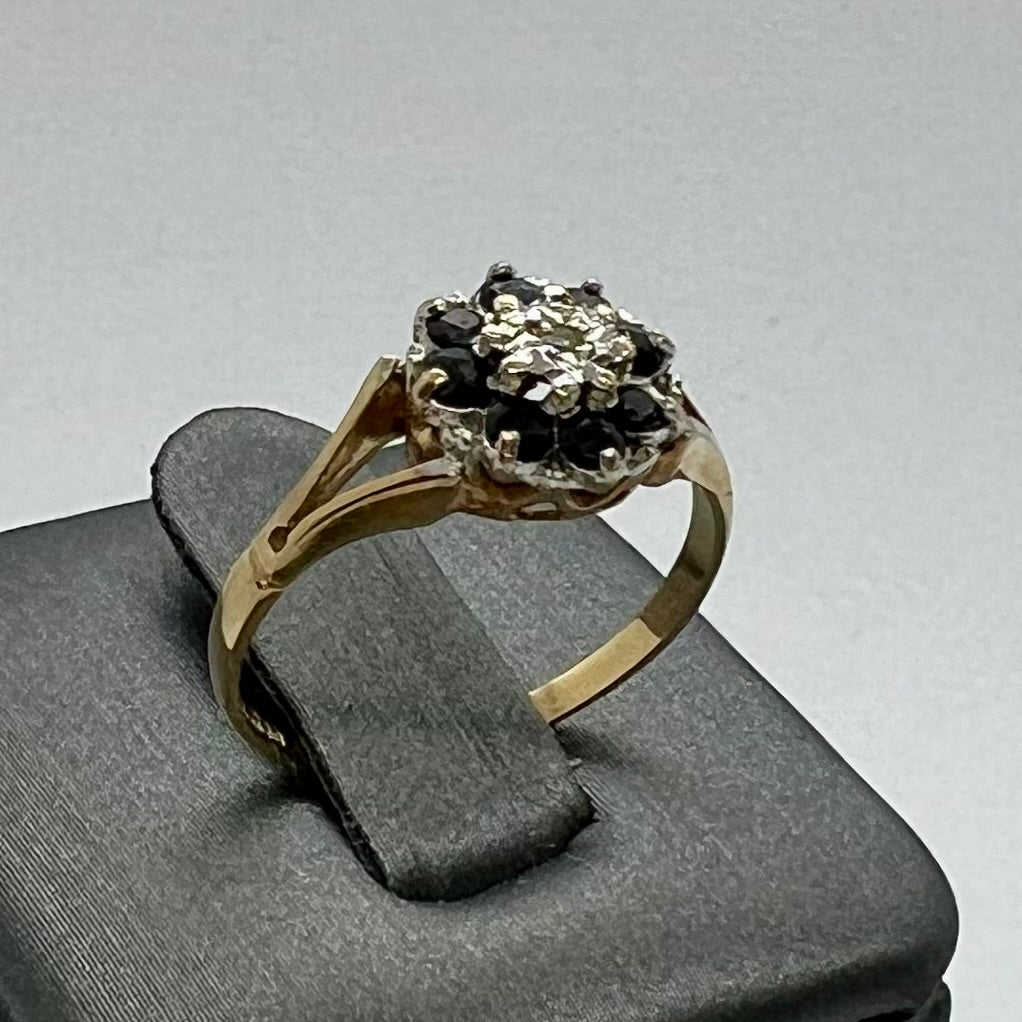 Daisy ring with sapphires and central diamond