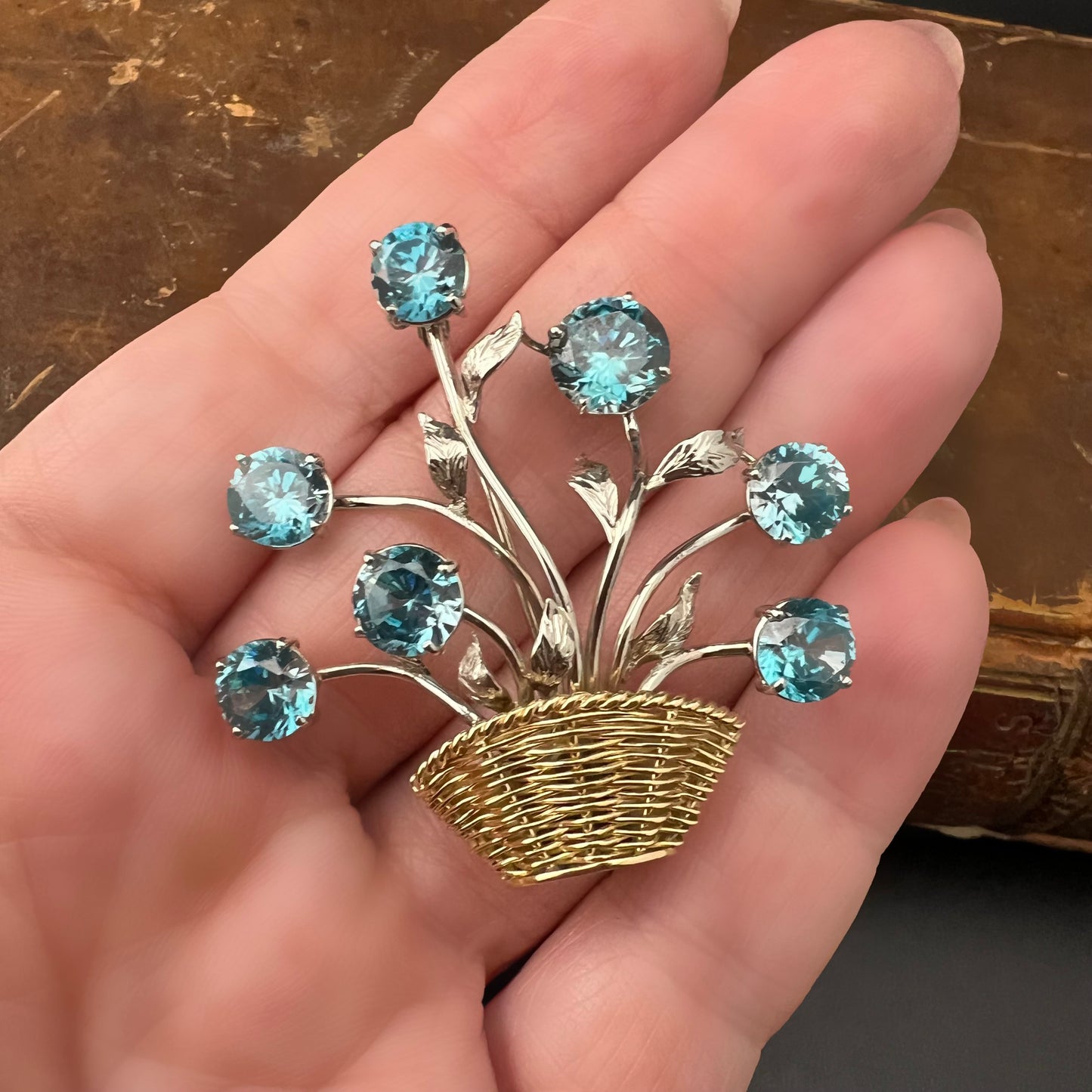 18 Karat Goldkorbbrosche mit blauen Topasen aus den 1950er Jahren