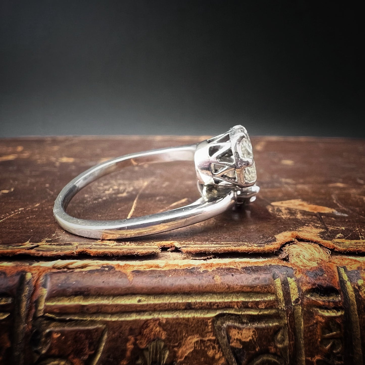 18K white gold “Toi et Moi” contrariè ring with pear-cut diamonds – Italy, 1920s