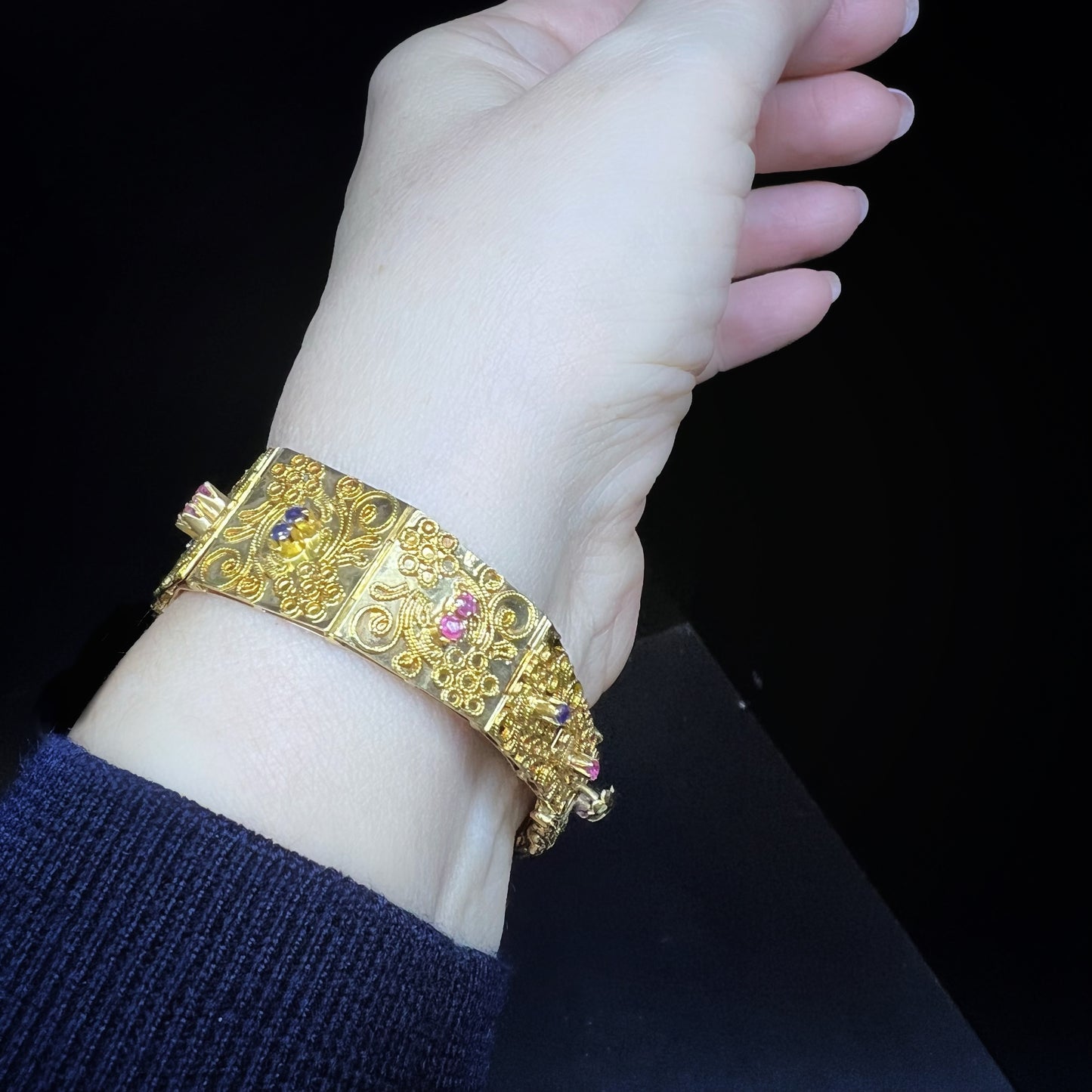 18K yellow gold bracelet with filigree, rubies, sapphires