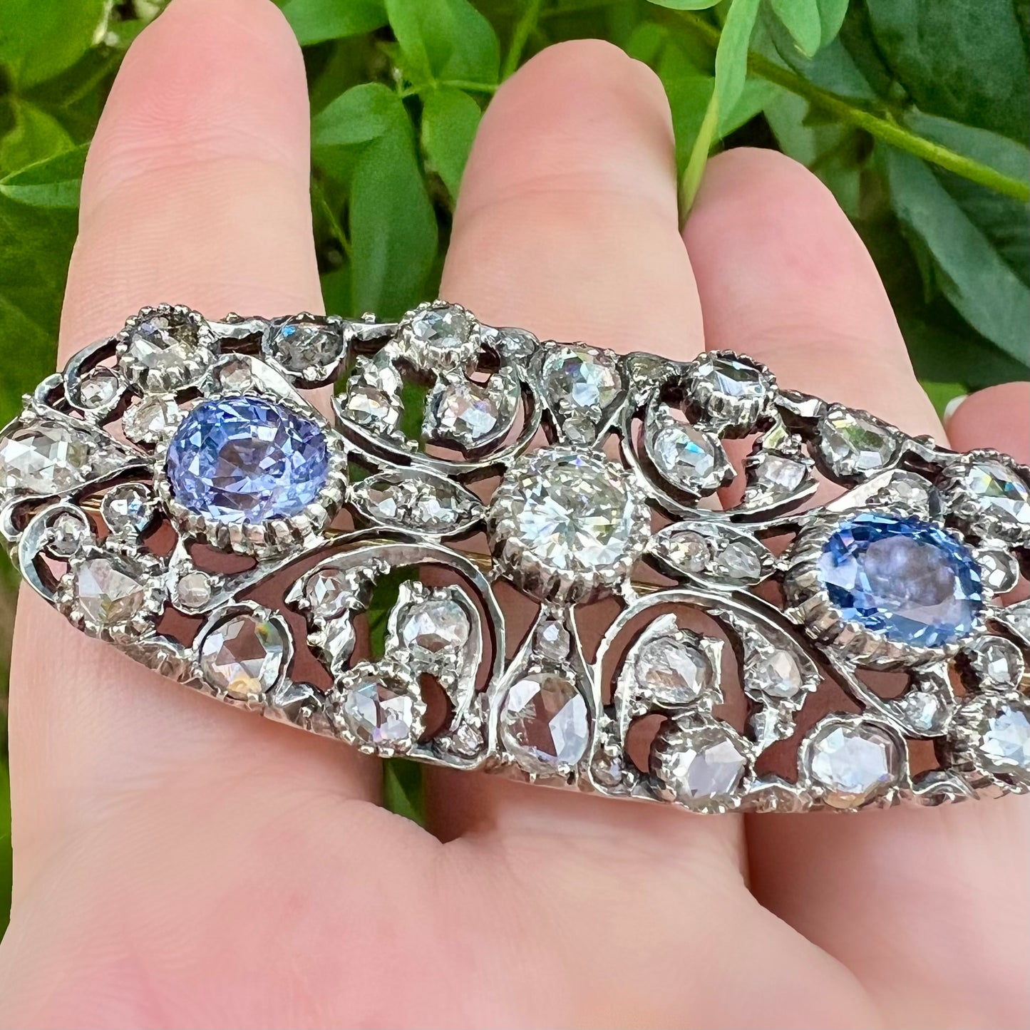 Brosche mit Ceylon-Kornblumen-Saphiren und Diamanten