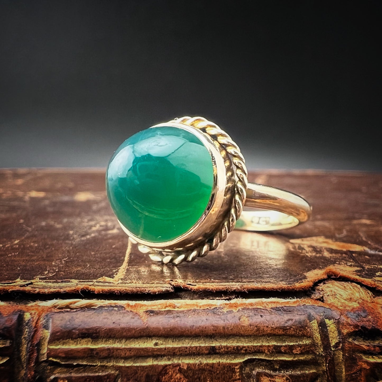 Gold ring with ovoid chrysoprase