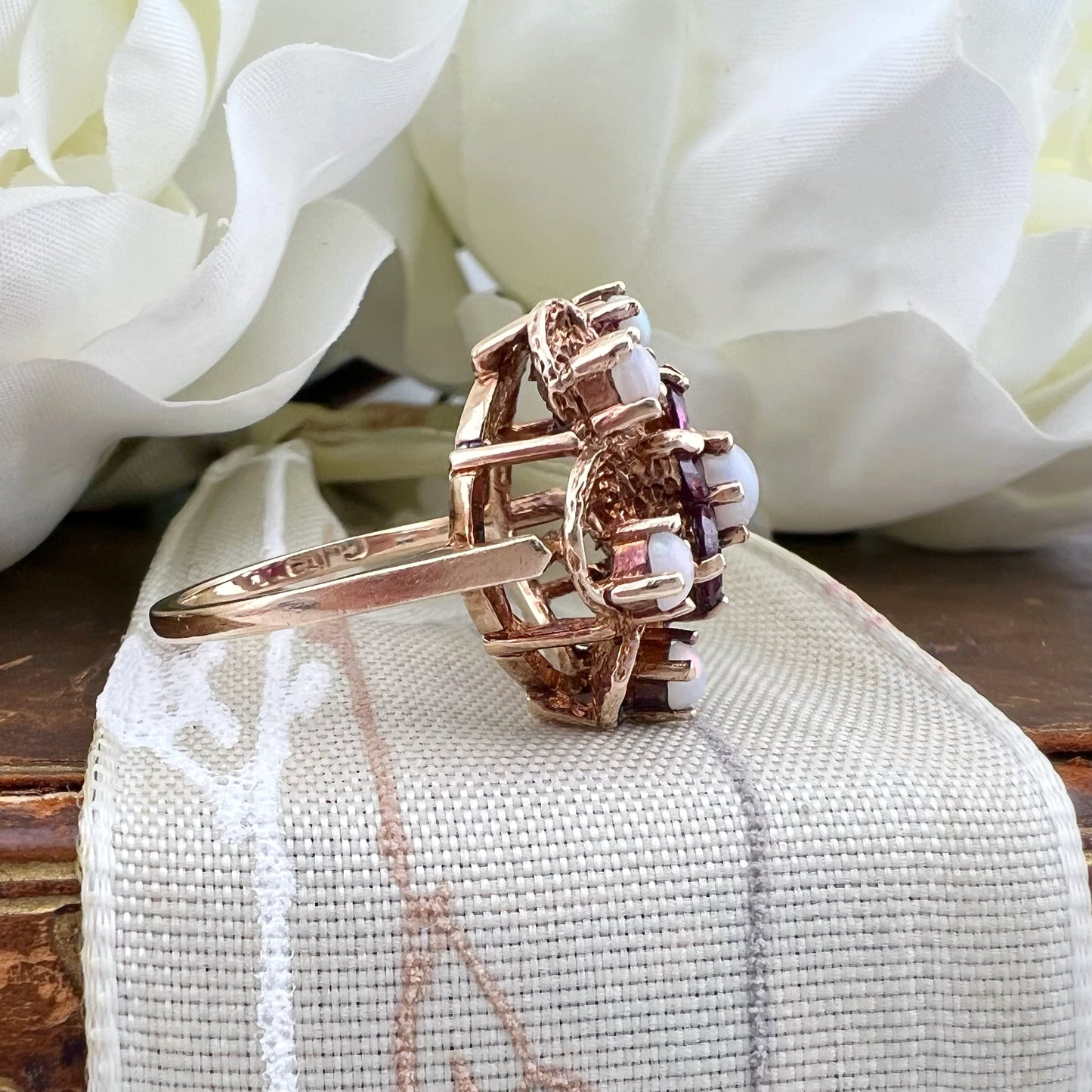 Anello vintage floreale in oro, opali e rubini – Londra 1971